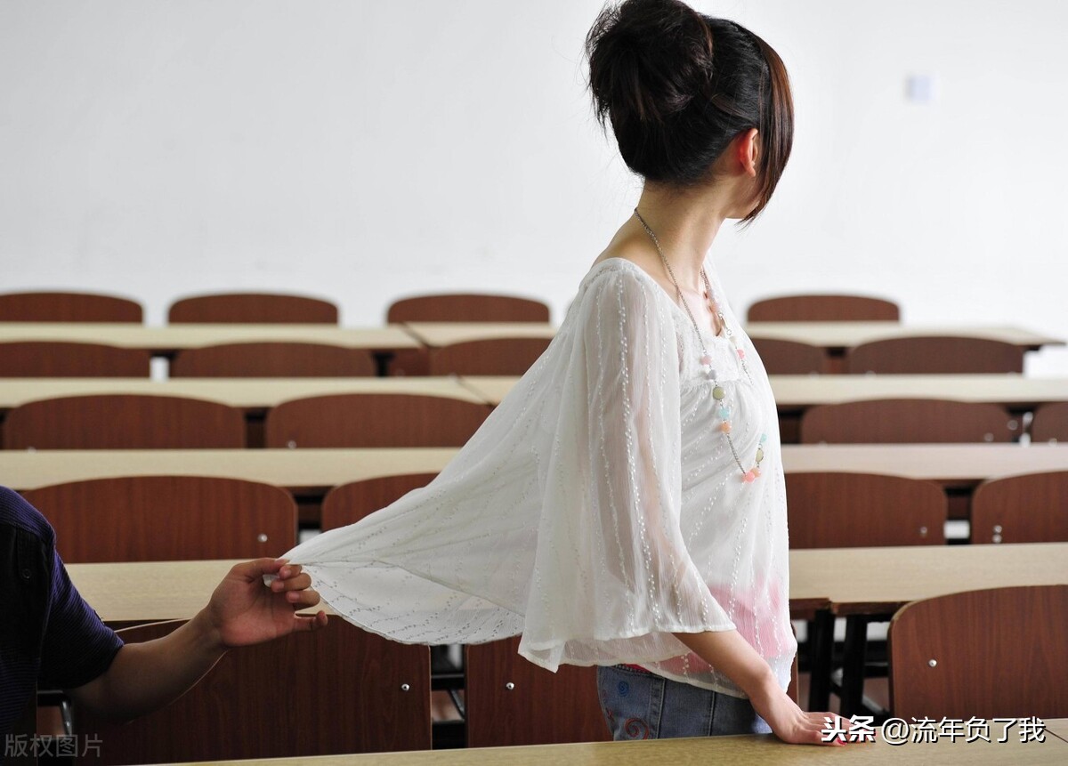微信刚加的女生怎么聊天（这4点高招仅供参考）" />
</p>
<p>
	<strong>3、懂得尊重对方，把握聊天的时间，控制好聊天内容。</strong>
</p>
<p>
	跟女生聊天的时候，掌握好她的作息时间，不要让对方感觉你已经在打扰她的生活了。当女方出现想结束聊天的暗示时，应该及时结束，不要磨磨唧唧的，显得这个人特别拖拉。
</p>
<p style="text-align:center;">
	<img src="/data/attachment/upload/2022/07/22/b476edc27f3b36ef.jpg" alt="微信刚加的女生怎么聊天（这4点高招仅供参考）" />
</p>
<p>
	<strong>4、聊天过程中，找出女生的兴趣点，根据对方感兴趣的事情延伸话题。但切记不要乱接，这会让女生认为你在刻意的向她靠拢，不同装懂。</strong>
</p> 
        </div>
        <div class="acr-shengming" style=" margin: 20px 0 0 0;padding: 10px 15px;background-color: #f8f8f8;font-size: 12px;color: #999;">声明： 本站部分内容来源于互联网，如果有侵权内容、不妥之处，请第一时间联系我们删除。
        </div>
        <div class="pt20 pb20">
          <p class="color_6">上一篇：<a href="/article/15572.html">微信聊天妹子不愿搭理怎么办（四个原则让你重拾魅力）</a></p>
          <p class="color_6">下一篇：<a href="/article/15574.html">泡妞高手是怎么撩妹的（高手惯用的三个撩妹技巧）</a></p>
        </div>
      </div>

      <div class="fr w300 pl10 bsb" style="margin-bottom: 30px;">
        <h2 class="t_center pb10">
          <span class="fz18 fb">最新文章
            <i class="xiegang"></i>
            <a class="fn fz20 color_6" href="/article/" rel="nofollow">more</a>
          </span>
        </h2>
        <ul>
                                        <li class="plr15 lh42 h42 bg_f2 fz16 mt10">
            <a class="w100per" href="/article/16568.html" target="_blank">
              <p class="ws color_6">01.广州相亲角在哪里</p>
            </a>
          </li>
          <span class="mt2 w100per" >
            <a href="/article/16568.html" target="_blank">
              <img class="w100per" src="/data/attachment/article/202504/17/6bddde4e8f8123d3.png.thumb.jpg" preload="0" />
            </a>
          </span>
                    <li class="plr15 lh42 h42 bg_f2 fz16 mt10">
            <a class="w100per" href="/article/16567.html" target="_blank">
              <p class="ws color_6">02.中国网报道“城光荟里搭鹊桥，社区相亲暖人心”</p>
            </a>
          </li>
          <span class="mt2 w100per" style="display:none;">
            <a href="/article/16567.html" target="_blank">
              <img class="w100per" src="/data/attachment/article/202501/03/a7d6072c6d5a1e8b.jpg" preload="0" />
            </a>
          </span>
                    <li class="plr15 lh42 h42 bg_f2 fz16 mt10">
            <a class="w100per" href="/article/16566.html" target="_blank">
              <p class="ws color_6">03.阳光之恋相亲活动：寻找爱情的温馨舞台</p>
            </a>
          </li>
          <span class="mt2 w100per" style="display:none;">
            <a href="/article/16566.html" target="_blank">
              <img class="w100per" src="/data/attachment/article/202411/30/539c17ca3265cbef.jpg" preload="0" />
            </a>
          </span>
                    <li class="plr15 lh42 h42 bg_f2 fz16 mt10">
            <a class="w100per" href="/article/16565.html" target="_blank">
              <p class="ws color_6">04.婚外情，真的值得吗？</p>
            </a>
          </li>
          <span class="mt2 w100per" style="display:none;">
            <a href="/article/16565.html" target="_blank">
              <img class="w100per" src="/data/attachment/article/202411/05/91dd00f40edb086b.jpg.thumb.jpg" preload="0" />
            </a>
          </span>
                    <li class="plr15 lh42 h42 bg_f2 fz16 mt10">
            <a class="w100per" href="/article/16564.html" target="_blank">
              <p class="ws color_6">05.女性为何有时显得“来者不拒”？</p>
            </a>
          </li>
          <span class="mt2 w100per" style="display:none;">
            <a href="/article/16564.html" target="_blank">
              <img class="w100per" src="/data/attachment/article/202411/05/82ebb02de6482a3a.jpeg.thumb.jpg" preload="0" />
            </a>
          </span>
                    <li class="plr15 lh42 h42 bg_f2 fz16 mt10">
            <a class="w100per" href="/article/16563.html" target="_blank">
              <p class="ws color_6">06.不主动，怕失去你；太主动，怕自作多情！</p>
            </a>
          </li>
          <span class="mt2 w100per" style="display:none;">
            <a href="/article/16563.html" target="_blank">
              <img class="w100per" src="/data/attachment/article/202411/05/b8c7be426a14872e.jpeg.thumb.jpg" preload="0" />
            </a>
          </span>
                    <li class="plr15 lh42 h42 bg_f2 fz16 mt10">
            <a class="w100per" href="/article/16562.html" target="_blank">
              <p class="ws color_6">07.女性难以抗拒男人的这3种温柔！</p>
            </a>
          </li>
          <span class="mt2 w100per" style="display:none;">
            <a href="/article/16562.html" target="_blank">
              <img class="w100per" src="/data/attachment/article/202411/04/59da2ff8f5bbaee4.jpeg.thumb.jpg" preload="0" />
            </a>
          </span>
                    <li class="plr15 lh42 h42 bg_f2 fz16 mt10">
            <a class="w100per" href="/article/16561.html" target="_blank">
              <p class="ws color_6">08.当男人越来越喜欢你，会有这6个微妙迹象！</p>
            </a>
          </li>
          <span class="mt2 w100per" style="display:none;">
            <a href="/article/16561.html" target="_blank">
              <img class="w100per" src="/data/attachment/article/202411/04/f28461ed9360c15b.jpg.thumb.jpg" preload="0" />
            </a>
          </span>
                    <li class="plr15 lh42 h42 bg_f2 fz16 mt10">
            <a class="w100per" href="/article/16560.html" target="_blank">
              <p class="ws color_6">09.女人有意提升关系，会给你这4种暗示！</p>
            </a>
          </li>
          <span class="mt2 w100per" style="display:none;">
            <a href="/article/16560.html" target="_blank">
              <img class="w100per" src="/data/attachment/article/202411/04/571369898e2370b0.jpeg.thumb.jpg" preload="0" />
            </a>
          </span>
                    <li class="plr15 lh42 h42 bg_f2 fz16 mt10">
            <a class="w100per" href="/article/16559.html" target="_blank">
              <p class="ws color_6">010.如何让身边的熟人成为你的终身伴侣！</p>
            </a>
          </li>
          <span class="mt2 w100per" style="display:none;">
            <a href="/article/16559.html" target="_blank">
              <img class="w100per" src="/data/attachment/article/202411/02/b9771e2299766ecb.jpg.thumb.jpg" preload="0" />
            </a>
          </span>
                            </ul>
      </div>
      
      <div class="fr w300 pl10 bsb">
        <h2 class="t_center pb10">
          <span class="fz18 fb">热门文章
            <i class="xiegang"></i>
            <a class="fn fz20 color_6" href="/article/" rel="nofollow">more</a>
          </span>
        </h2>
        <ul>
                                        <li class="plr15 lh42 h42 bg_f2 fz16 mt10">
            <a class="w100per" href="/article/16328.html" target="_blank">
              <p class="ws color_6">01.保姆级相亲攻略，知道的越详细脱单越快！</p>
            </a>
          </li>
          <span class="mt2 w100per" >
            <a href="/article/16328.html" target="_blank">
              <img class="w100per" src="/data/attachment/article/202403/27/57f58ed9a75220ce.jpeg.thumb.jpg" preload="0" />
            </a>
          </span>
                    <li class="plr15 lh42 h42 bg_f2 fz16 mt10">
            <a class="w100per" href="/article/16374.html" target="_blank">
              <p class="ws color_6">02.喜欢你的和你喜欢的怎么选</p>
            </a>
          </li>
          <span class="mt2 w100per" style="display:none;">
            <a href="/article/16374.html" target="_blank">
              <img class="w100per" src="/data/attachment/article/202404/17/d40ad18661f4e8fe.png.thumb.jpg" preload="0" />
            </a>
          </span>
                    <li class="plr15 lh42 h42 bg_f2 fz16 mt10">
            <a class="w100per" href="/article/16363.html" target="_blank">
              <p class="ws color_6">03.什么时候表白是好时机</p>
            </a>
          </li>
          <span class="mt2 w100per" style="display:none;">
            <a href="/article/16363.html" target="_blank">
              <img class="w100per" src="/data/attachment/article/202404/12/1189d65c9070ef80.png.thumb.jpg" preload="0" />
            </a>
          </span>
                    <li class="plr15 lh42 h42 bg_f2 fz16 mt10">
            <a class="w100per" href="/article/16337.html" target="_blank">
              <p class="ws color_6">04.这10个表现是女人暗示你亲近她</p>
            </a>
          </li>
          <span class="mt2 w100per" style="display:none;">
            <a href="/article/16337.html" target="_blank">
              <img class="w100per" src="/data/attachment/article/202403/29/b77c95c2316f37d1.png.thumb.jpg" preload="0" />
            </a>
          </span>
                    <li class="plr15 lh42 h42 bg_f2 fz16 mt10">
            <a class="w100per" href="/article/16323.html" target="_blank">
              <p class="ws color_6">05.如何快速让女孩对你有好感？</p>
            </a>
          </li>
          <span class="mt2 w100per" style="display:none;">
            <a href="/article/16323.html" target="_blank">
              <img class="w100per" src="/data/attachment/article/202403/26/e2f5119a2547b3b4.jpeg.thumb.jpg" preload="0" />
            </a>
          </span>
                            </ul>
      </div>
      
    </div>
    <div class="clear"></div>
  </div>
</div>
<script>
$(function(){
    var width = parseInt($(