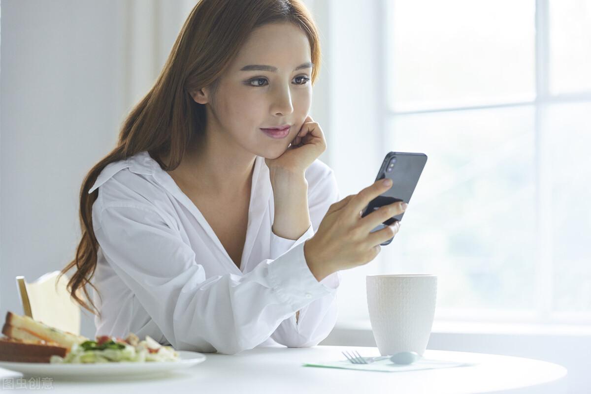 和女孩子微信聊天怎么开头（认识女孩子的开场白）